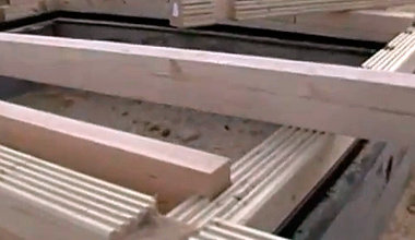 Крепление деревянных балок к стенам сруба бани