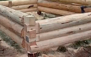 Ручная рубка в лапу в срубе бани